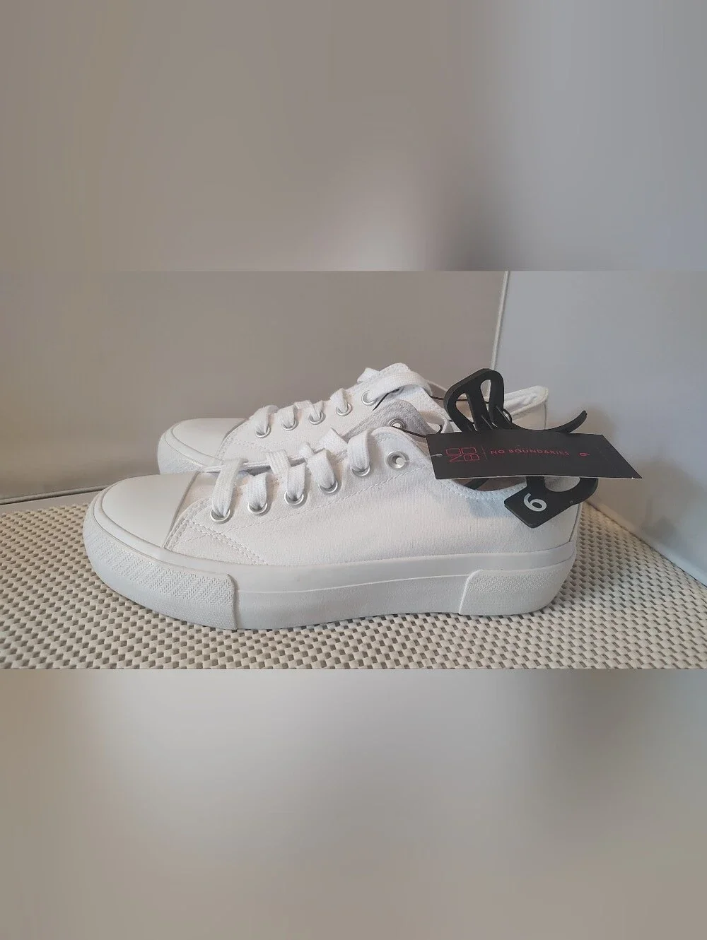 No Boundaries Women's Size 9 Platform Lace Up Canvas Sneakers White NWT